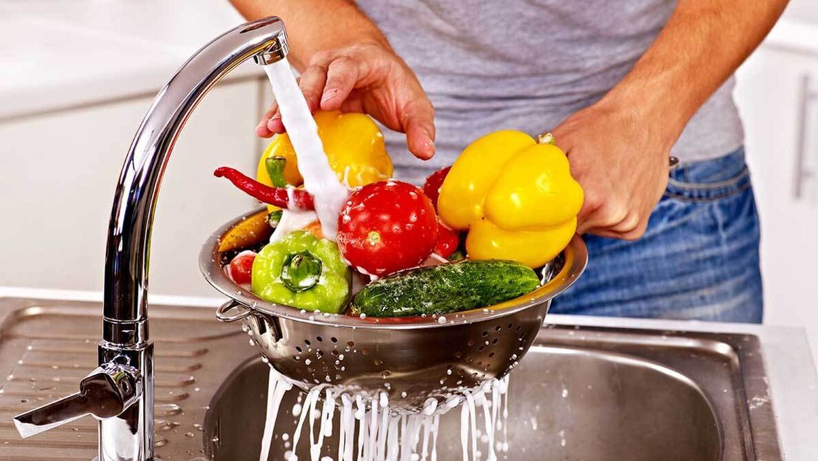 mycie warzyw, aby zapobiec inwazji pasożytów