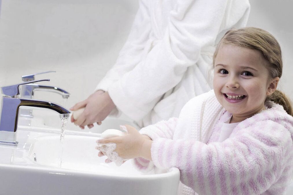 mycie rąk, aby zapobiec infekcji robakami